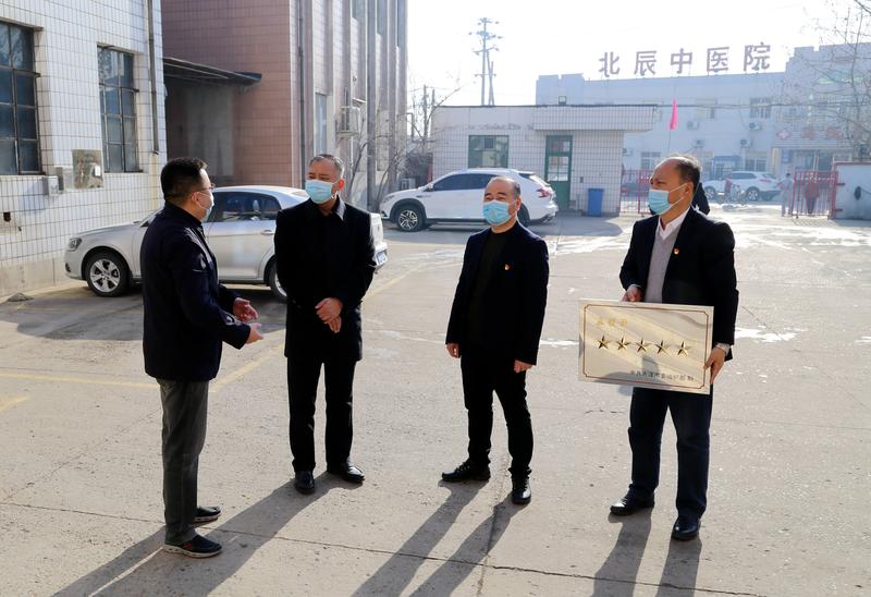 副区长胡学春来我村五星村授牌 021.jpg